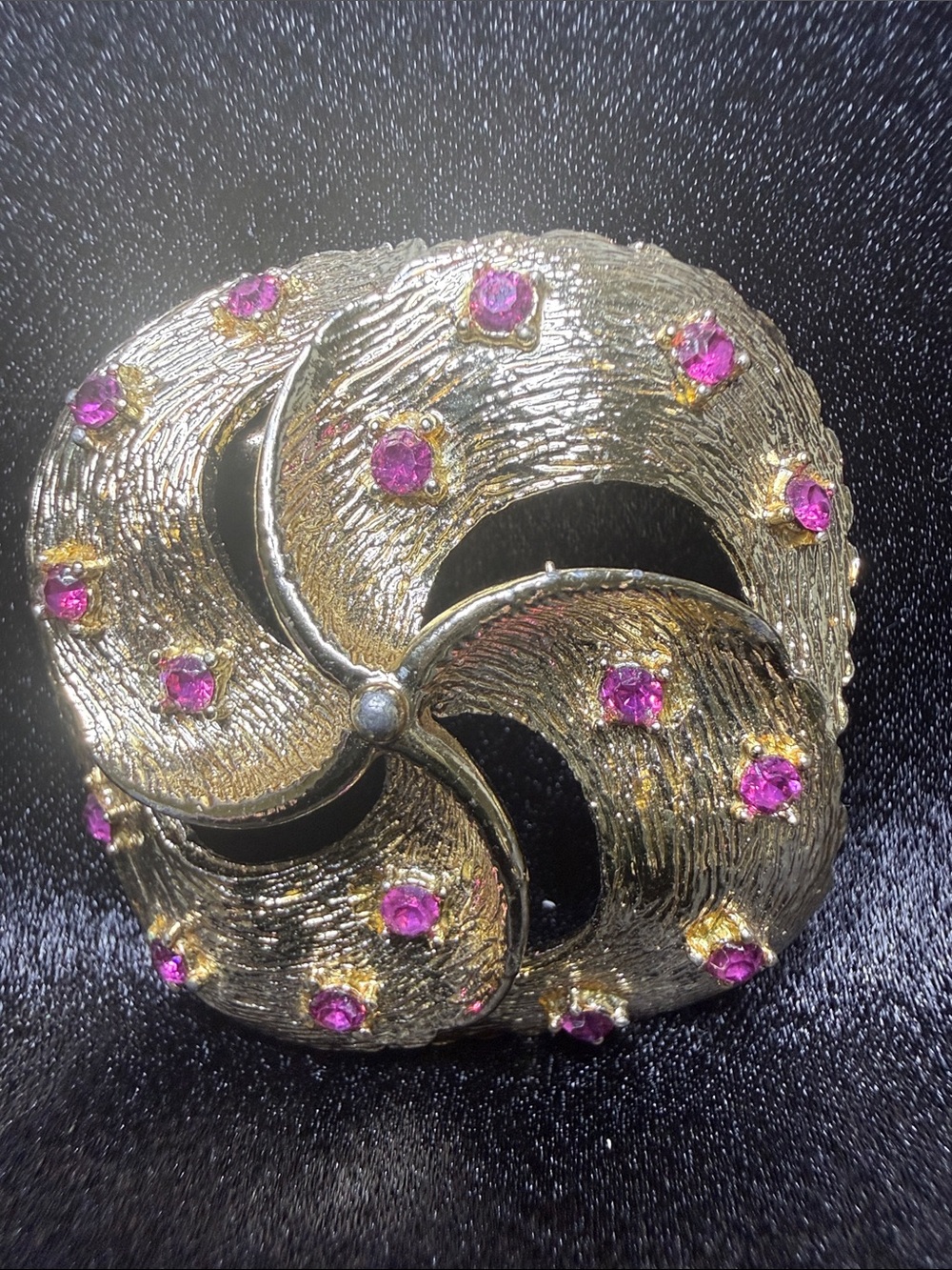 Core Vintage-Gold Tone Brooch with Pink Crystals